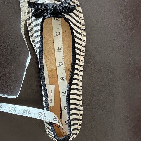 Shangu blank and white stripe new with tag size 9 slip on flats - Picture 12 of 14
